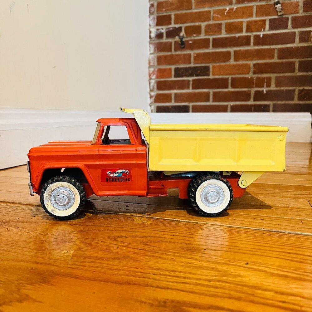 VINTAGE 1960's STRUCTO HYDRAULIC DUMP TRUCK  PRESSED STEEL VERY NICE
